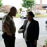 Hunter Emery y Karen Rodriguez en el 1x06 de 'Las esposas cazadoras'