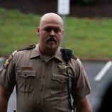 Hunter Emery en el 1x06 de 'The Hunting Wives'