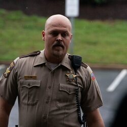 Hunter Emery en el 1x06 de 'The Hunting Wives'