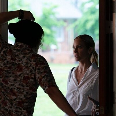Brittany Snow en la temporada 1 y el capítulo 06 de 'Las esposas cazadoras'