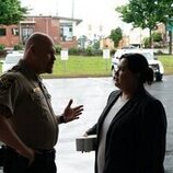 Karen Rodriguez y Hunter Emery en la temporada 1 y el capítulo 06 de 'Las esposas cazadoras'