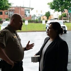 Karen Rodriguez y Hunter Emery en la temporada 1 y el capítulo 06 de 'Las esposas cazadoras'