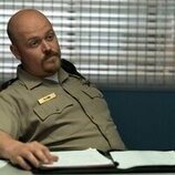 Hunter Emery en el 1x06 de 'Las esposas cazadoras'