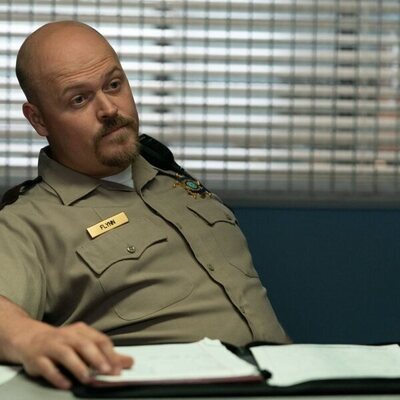 Hunter Emery en el 1x06 de 'Las esposas cazadoras'