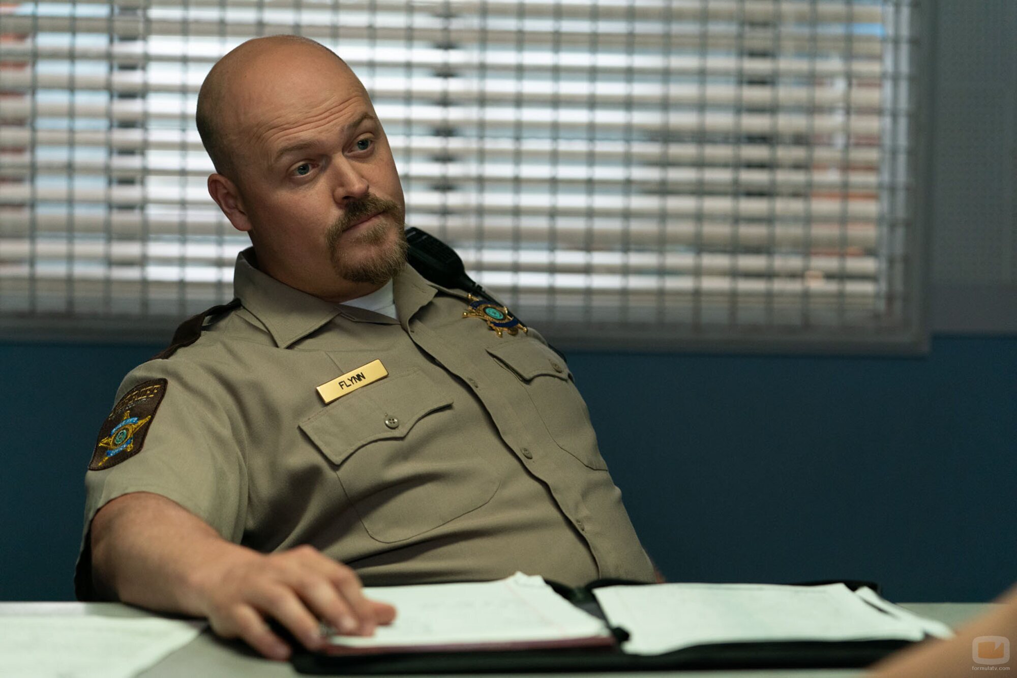 Hunter Emery en el 1x06 de 'Las esposas cazadoras'