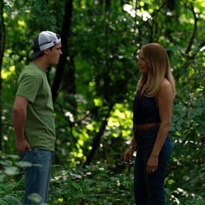 Malin Akerman y George Ferrier en 1x06 'En el corazón de Texas' de 'Las esposas cazadoras'