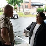 Hunter Emery y Karen Rodriguez en 'En el corazón de Texas' de 'Las esposas cazadoras'