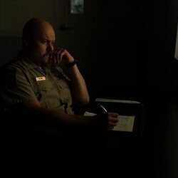 Hunter Emery en 1x06 titulado 'En el corazón de Texas' de 'Las esposas cazadoras'