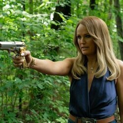 Malin Akerman en la temporada 1 y el capítulo 06 de 'Las esposas cazadoras'