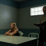 Hunter Emery y Brittany Snow en 1x06 'En el corazón de Texas' de 'Las esposas cazadoras'