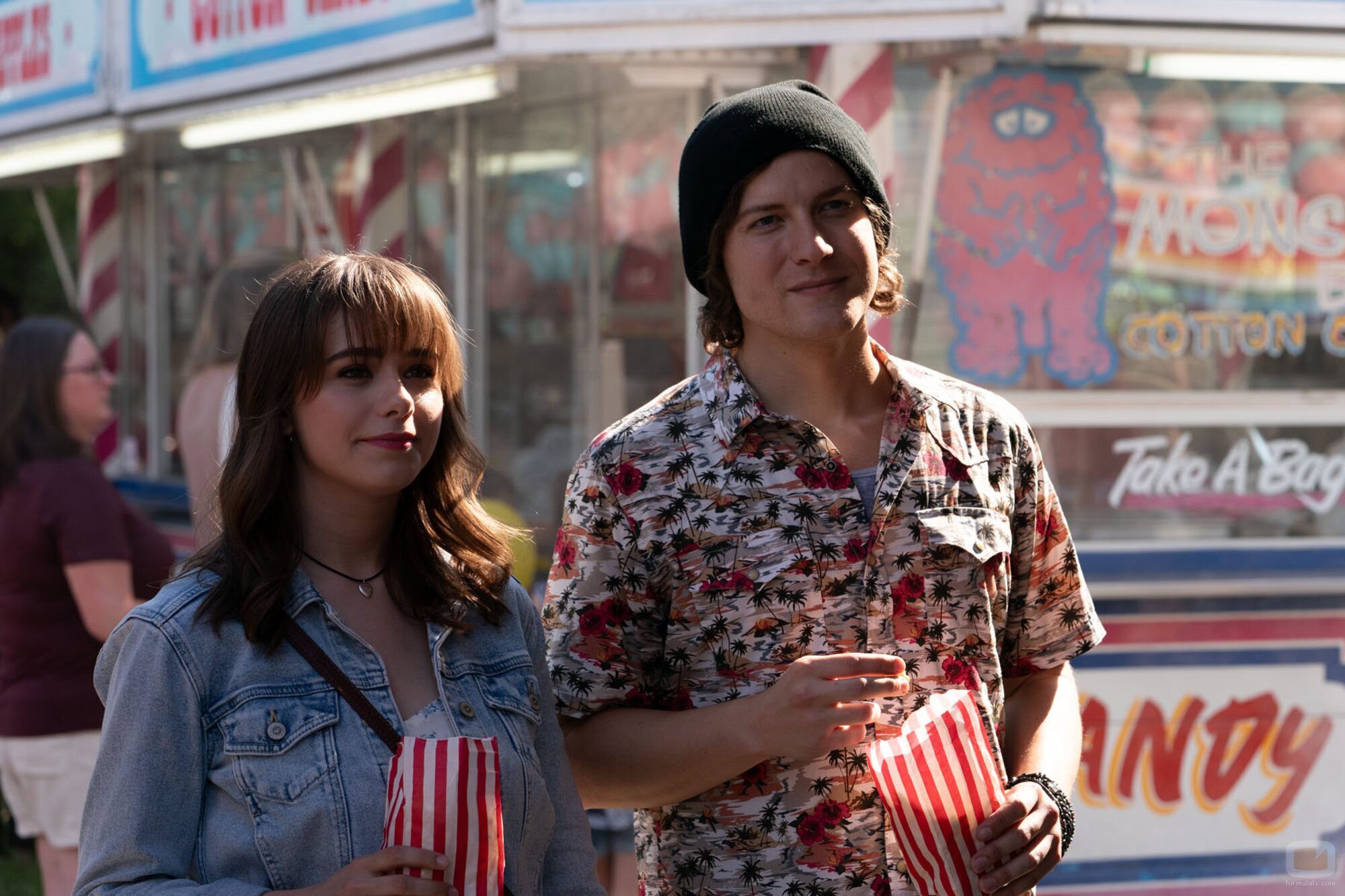 Abigail Rhyne y Paul Teal en la temporada 1 y el capítulo 06 de 'Las esposas cazadoras'