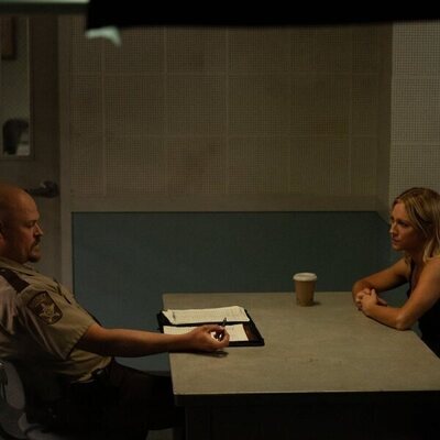 Foto de Brittany Snow y Hunter Emery en 1x06 'En el corazón de Texas' de 'Las esposas cazadoras'