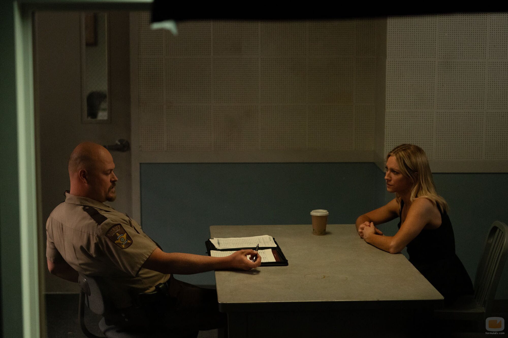 Foto de Brittany Snow y Hunter Emery en 1x06 'En el corazón de Texas' de 'Las esposas cazadoras'