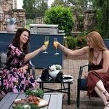 Jaime Ray Newman y Katie Lowes en Capítulo 6 titulado 'En el corazón de Texas' de 'Las esposas cazadoras'