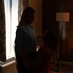 Malin Akerman y Brittany Snow en el 1x06 de 'The Hunting Wives'