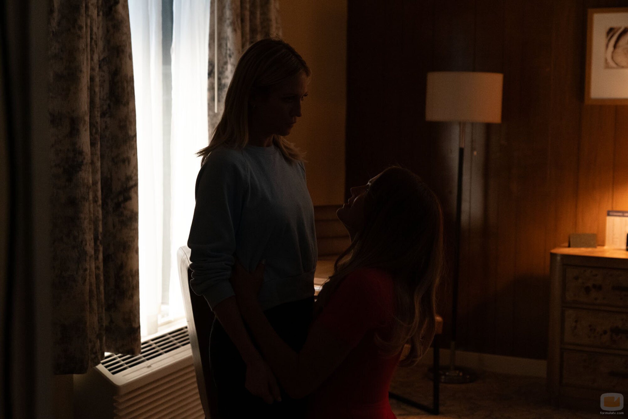 Malin Akerman y Brittany Snow en el 1x06 de 'The Hunting Wives'