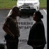 Hunter Emery y Karen Rodriguez en 1x06 titulado 'En el corazón de Texas' de 'Las esposas cazadoras'