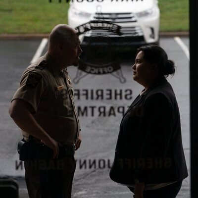 Hunter Emery y Karen Rodriguez en 1x06 titulado 'En el corazón de Texas' de 'Las esposas cazadoras'