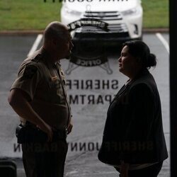 Hunter Emery y Karen Rodriguez en 1x06 titulado 'En el corazón de Texas' de 'Las esposas cazadoras'