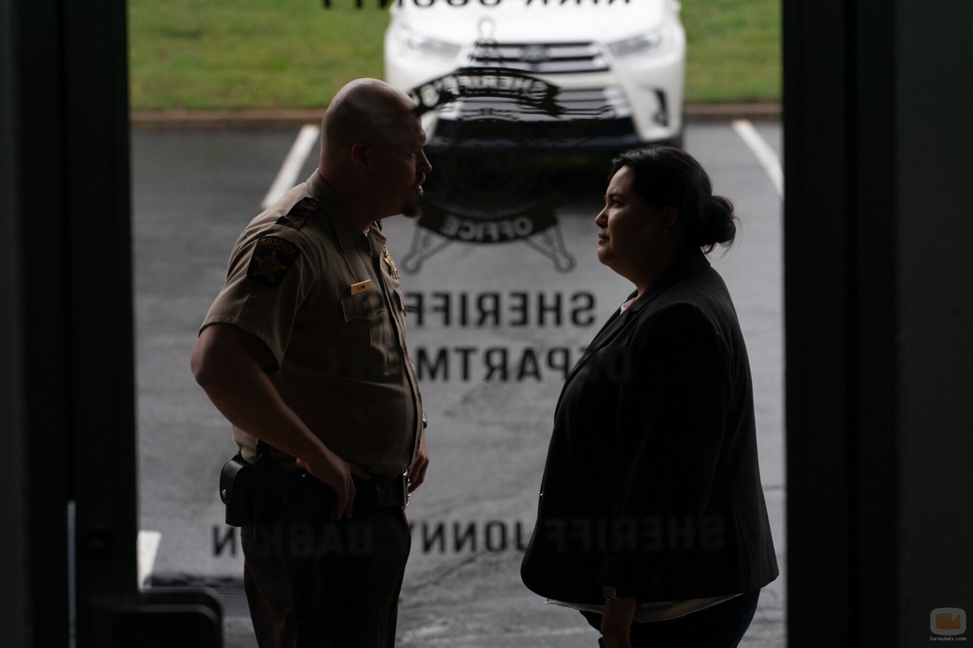 Hunter Emery y Karen Rodriguez en 1x06 titulado 'En el corazón de Texas' de 'Las esposas cazadoras'