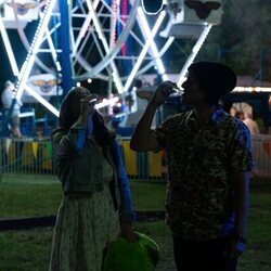 Paul Teal y Abigail Rhyne en 1x06 titulado 'En el corazón de Texas' de 'Las esposas cazadoras'