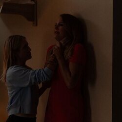 Malin Akerman y Brittany Snow en 1x06 'En el corazón de Texas' de 'Las esposas cazadoras'