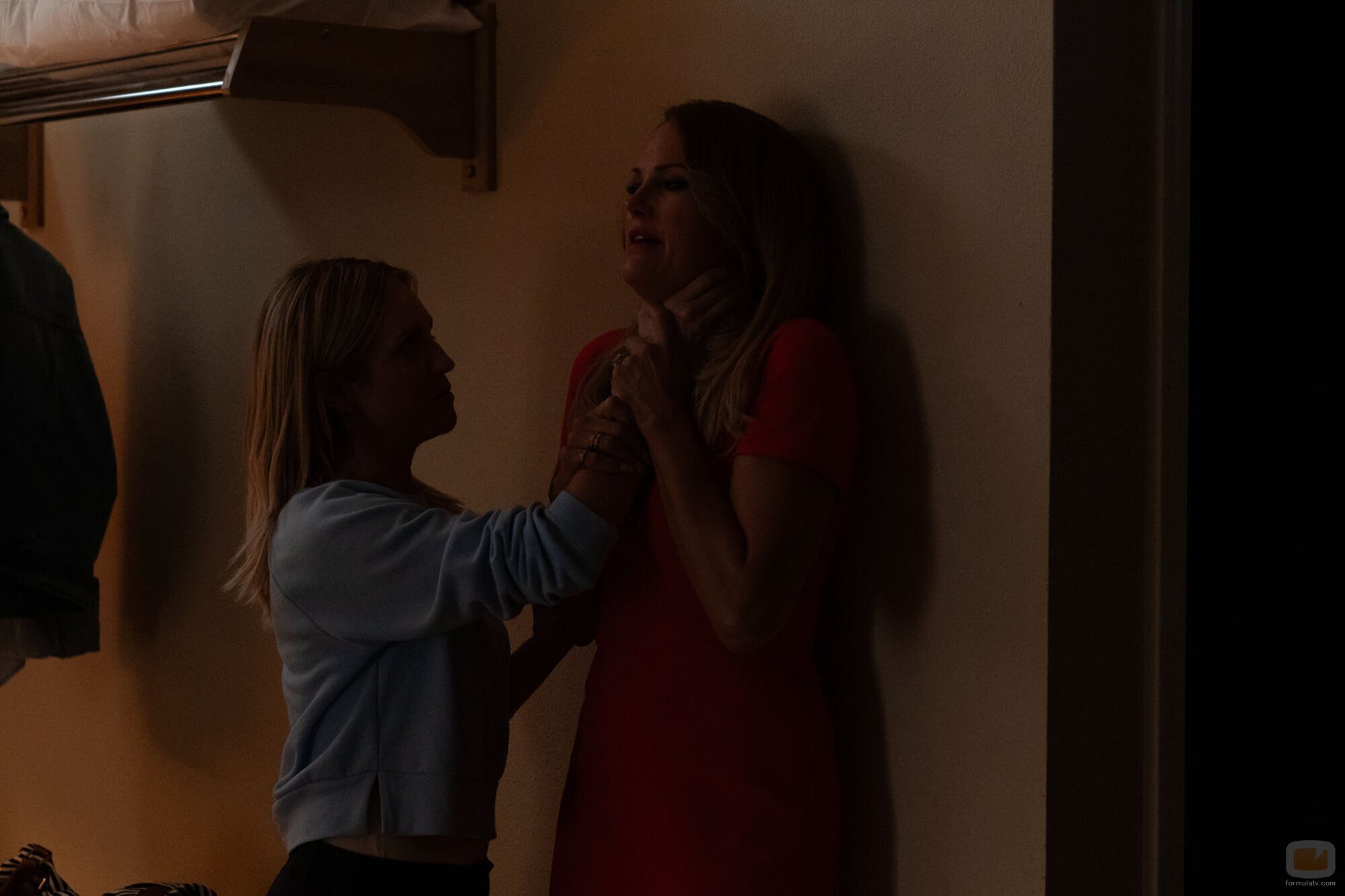 Malin Akerman y Brittany Snow en 1x06 'En el corazón de Texas' de 'Las esposas cazadoras'