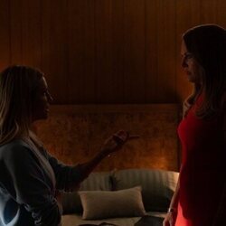 Malin Akerman y Brittany Snow en 'En el corazón de Texas' de 'The Hunting Wives'