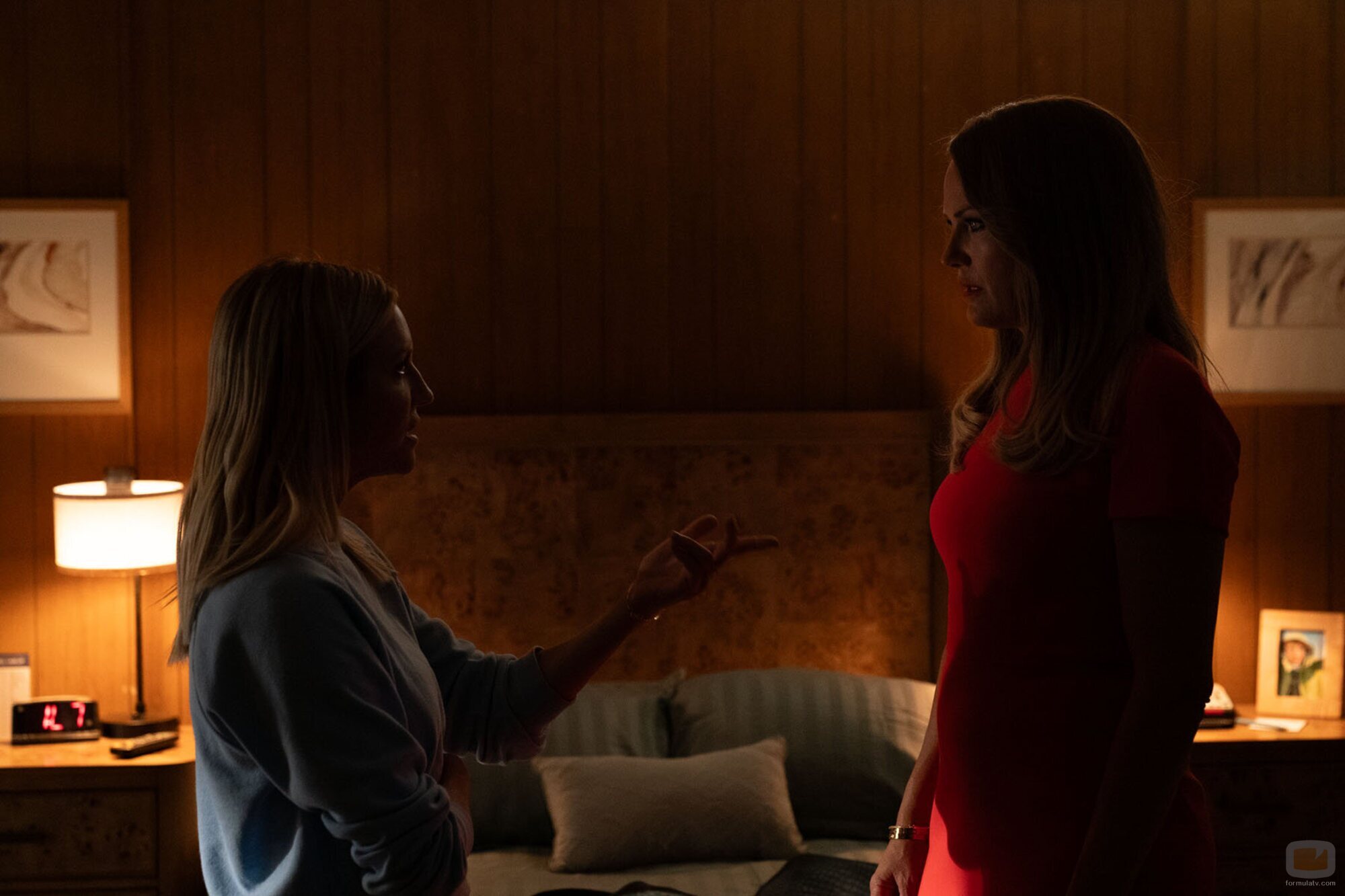 Malin Akerman y Brittany Snow en 'En el corazón de Texas' de 'The Hunting Wives'