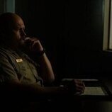 Escena de Hunter Emery en el 1x06 de 'The Hunting Wives'