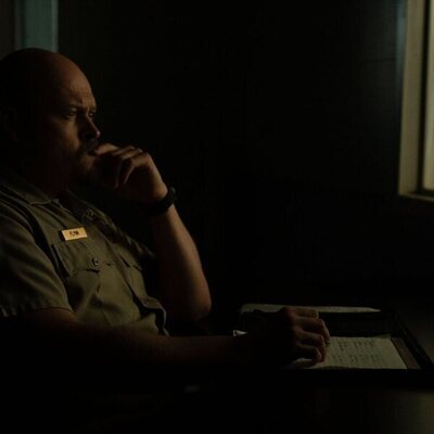 Escena de Hunter Emery en el 1x06 de 'The Hunting Wives'