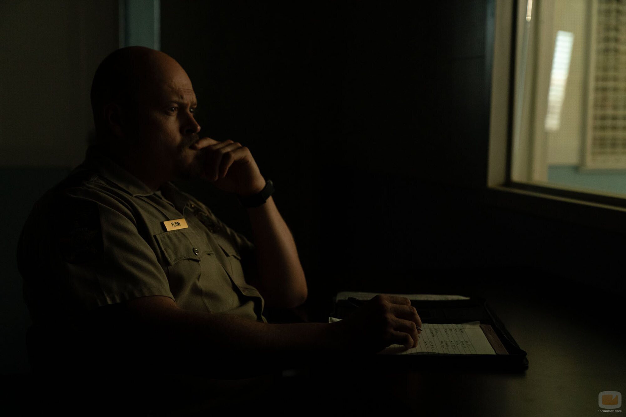 Escena de Hunter Emery en el 1x06 de 'The Hunting Wives'