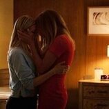 Malin Akerman y Brittany Snow en 1x06 titulado 'En el corazón de Texas' de 'Las esposas cazadoras'