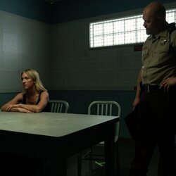 Escena de Brittany Snow y Hunter Emery en Capítulo 6 titulado 'En el corazón de Texas' de 'Las esposas cazadoras'