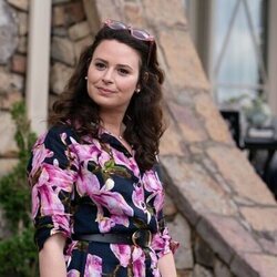 Katie Lowes en el 1x06 de 'Las esposas cazadoras'