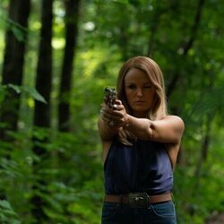 Escena de Malin Akerman en 1x06 titulado 'En el corazón de Texas' de 'Las esposas cazadoras'