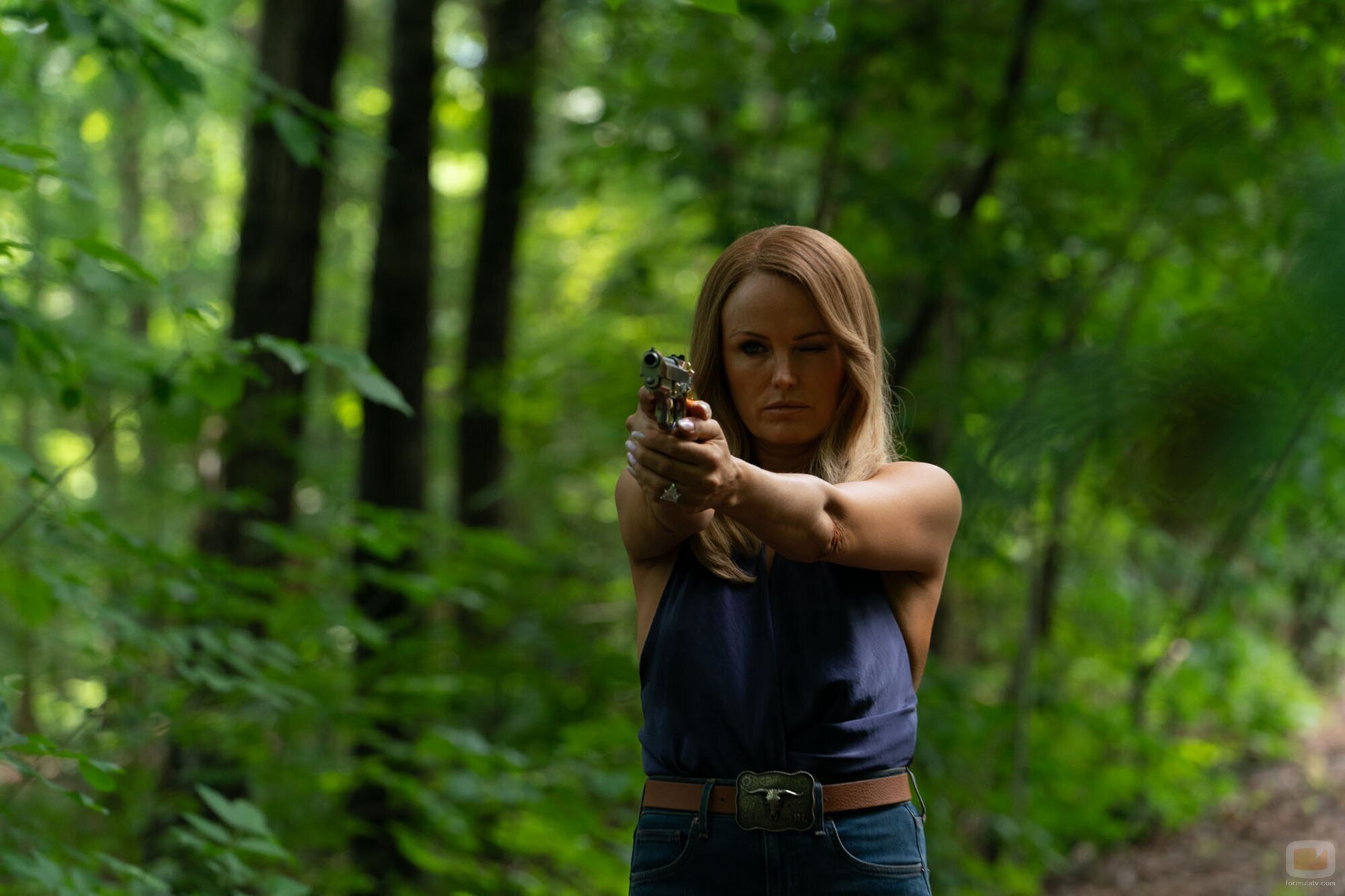 Escena de Malin Akerman en 1x06 titulado 'En el corazón de Texas' de 'Las esposas cazadoras'