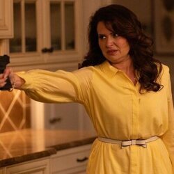 Katie Lowes en 'Estrella fugaz' de 'The Hunting Wives'