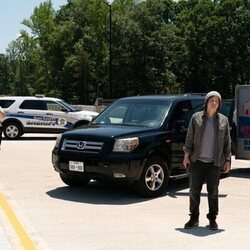 Hunter Emery y Paul Teal en el 1x07 de 'The Hunting Wives'