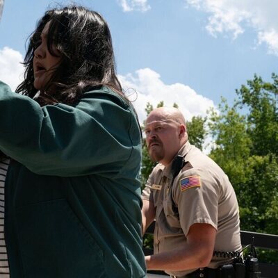 Karen Rodriguez y Hunter Emery en el 1x07 de 'The Hunting Wives'