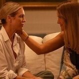 Brittany Snow y Malin Akerman en 'Estrella fugaz' de 'Las esposas cazadoras'