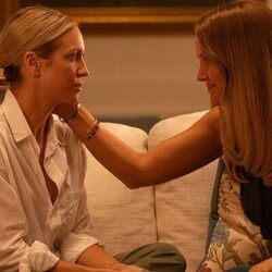 Brittany Snow y Malin Akerman en 'Estrella fugaz' de 'Las esposas cazadoras'