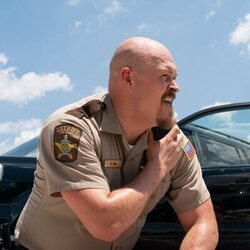 Hunter Emery en 1x07 titulado 'Estrella fugaz' de 'Las esposas cazadoras'