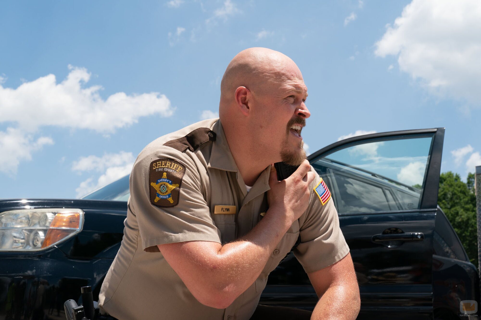 Hunter Emery en 1x07 titulado 'Estrella fugaz' de 'Las esposas cazadoras'