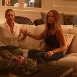 Malin Akerman y Brittany Snow en el 1x07 de 'The Hunting Wives'