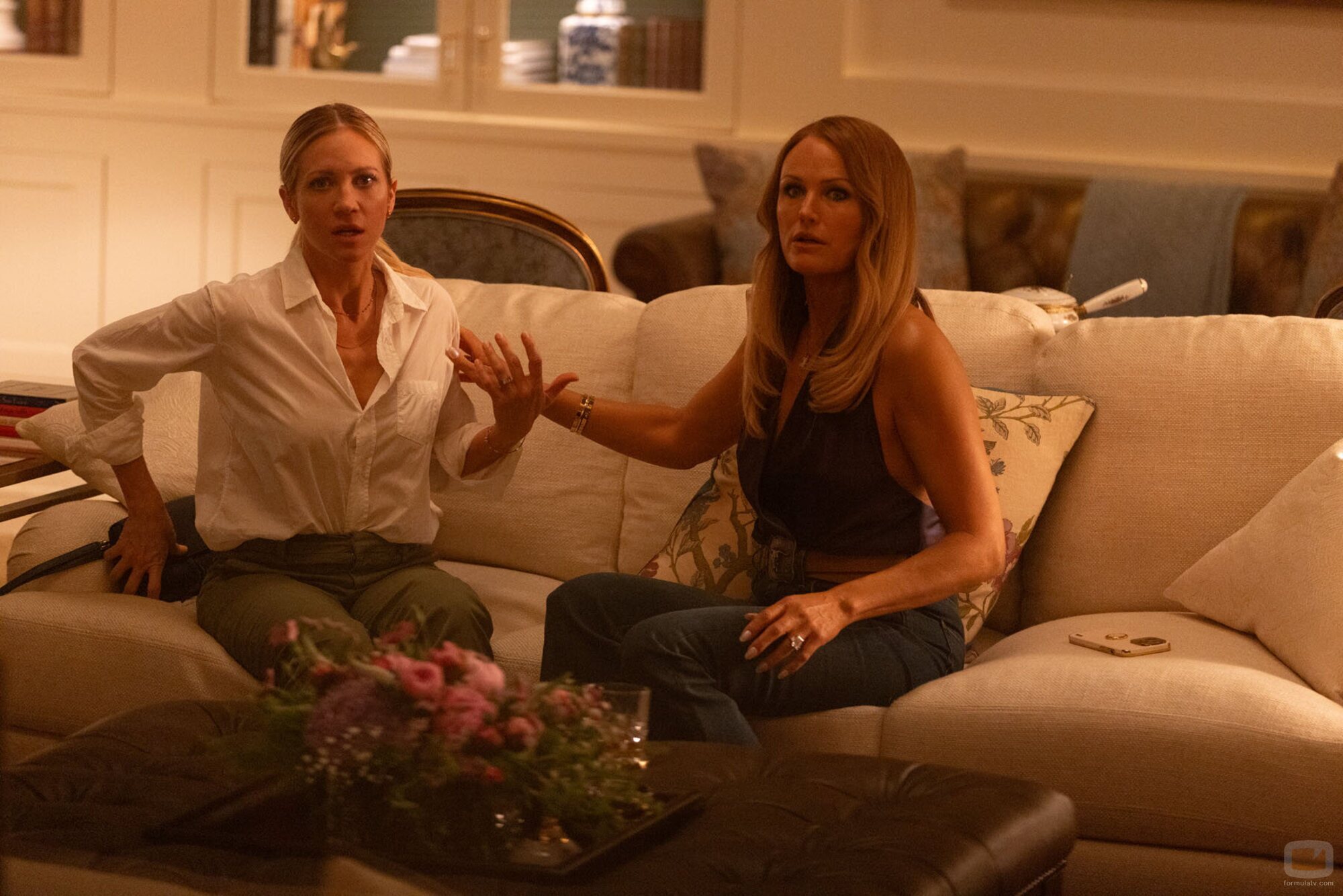 Malin Akerman y Brittany Snow en el 1x07 de 'The Hunting Wives'