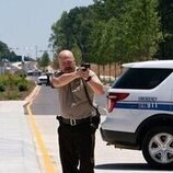 Hunter Emery en 1x07 'Estrella fugaz' de 'Las esposas cazadoras'