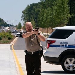 Hunter Emery en 1x07 'Estrella fugaz' de 'Las esposas cazadoras'