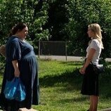 Chrissy Metz y Brittany Snow en el 1x07 de 'The Hunting Wives'