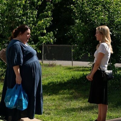 Chrissy Metz y Brittany Snow en el 1x07 de 'The Hunting Wives'